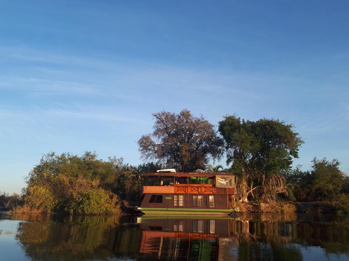 Kubu Queen Houseboat Otel Shakawe Dış mekan fotoğraf